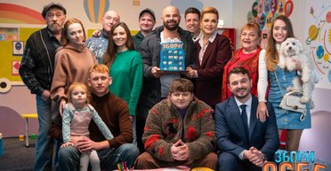 "Собрание ОСМД" — смешно и с надеждой. Чем хорош фильм, ставший лидером новогоднего рейтинга