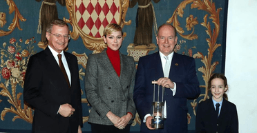 Княгиня Монако Шарлін зʼявилася в діловому образі з яскравим акцентом (фото)