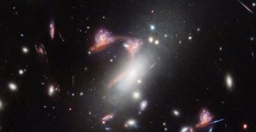 Знак питання в космосі: виявлено унікальний наслідок ефекту Ейнштейна (фото)