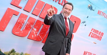 Арнольд Шварценеггер поцілував на вулиці невідому жінку (фото)