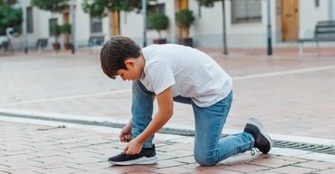 Десятилетиями люди завязывают шнурки неправильно: назван узел, который не даст им развязаться