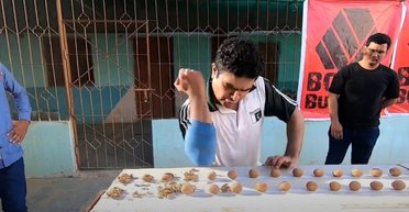 "Лускунчик" із Пакистану розбив 169 горіхів за 30 секунд: як йому це вдалося (відео)