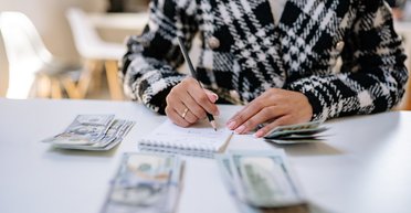 Курс на рост: что будет происходить с гривной и долларом в мае