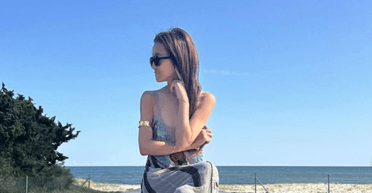 75-річна Вера Вонг знялася в стильній сукні на пляжі (фото)