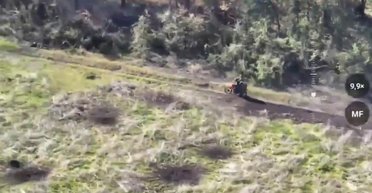 Прямо на кулемети: у мережі з'явилися кадри провального штурму росіян на мотоциклах