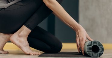 Три вправи для лінивих, які допоможуть зняти напругу та втому в плечах та спині