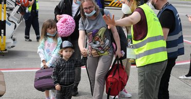 ЄС продовжив тимчасовий захист для українських біженців: як довго він діятиме