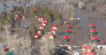 "Мы поплыли, мамуль": в российском Орске эвакуируют людей из-за прорыва дамбы (видео)