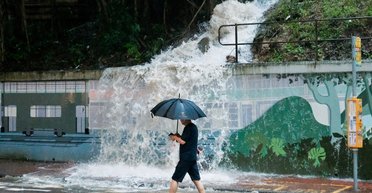 Погодный апокалипсис: Гонконг накрыл самый сильный за последние 140 лет "черный" ливень (видео)