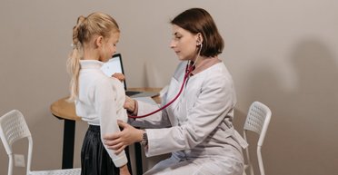 В Украине утвердили единую форму медицинской справки для зачисления ребенка в учебные заведения