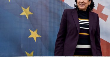 "Беспринципная предательница": экс-президента Грузии Зурабишвили закидали яйцами (видео)