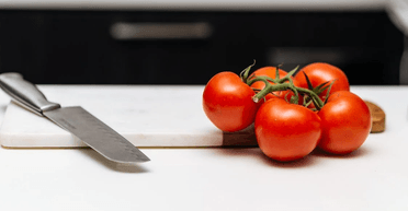 Не спитав поради: жінка пішла від чоловіка через два помідори (фото)