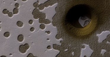 NASA виявило на Марсі "портал" в інший світ: у ньому може дещо ховатися (фото)