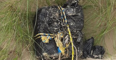 Два мішки з кокаїном: в Ірландії на березі знайшли гігантські пакети з наркотиками