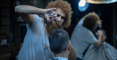 Бездомний чоловік перетворився на "красеня" після доброго жесту незнайомця (відео)