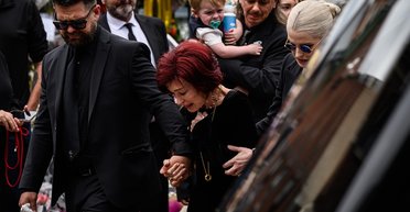 Легенду рока Оззи Осборна проводили в последний путь: тысячи фанатов вышли в центр Бирмингема (фото, видео)