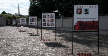 "Возле каждого из стендов": во Львове вандал разбил выставку, посвященную погибшим военным (фото)