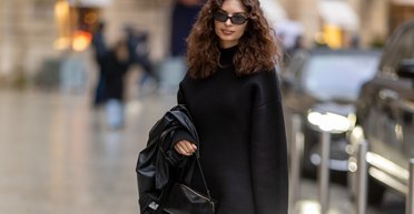 Емілі Ратаковскі показала стильний total-black образ на весну (фото)