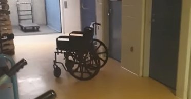 Охоронець лікарні застав "привида" в інвалідному кріслі в порожньому коридорі (відео)