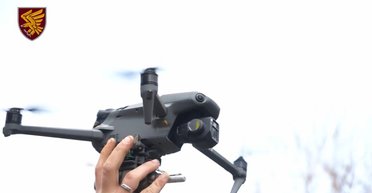 Сидел со связанными руками: бойцы ВСУ спасли дроном украинского военнопленного (видео)