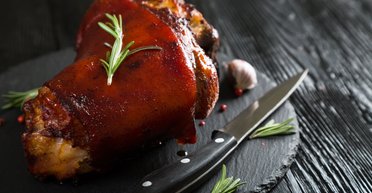 Свиная рулька, запеченная в духовке: рецепт вкусного блюда