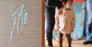 Прозвали Дюймовочкою: картини 21-місячної доньки українки продають на спеціальній виставці