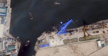 Повітряні кулі замість кранів: у КНДР підняли есмінець класу "Чхве Хен", який звалився у воду