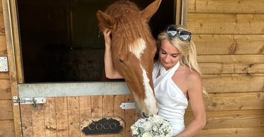 Почав ревнувати: у Великій Британії жінка кинула чоловіка заради свого коня (фото)