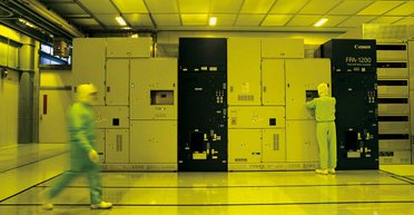 Китай зрадів, а в ASML напружилися: Canon випустила особливу систему літографії для чипів