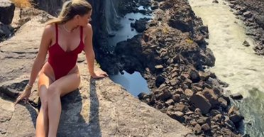 Туристка позировала у водопада и не заметила, что происходит за ее спиной (видео)