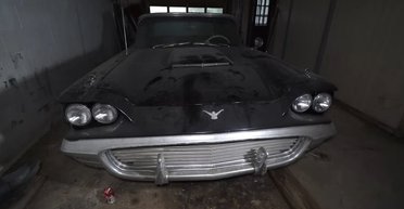 В заброшенном доме обнаружили коллекцию хорошо сохранившихся ретроавто (видео)