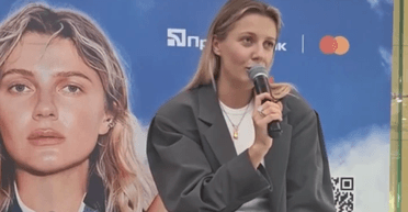 "Він лікар і непублічна людина": співачка KOLA розповіла про свого чоловіка-іноземця (відео)