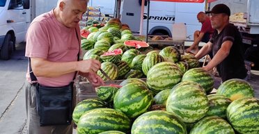 Сезон кавунів затримується: в Україну завезли тисячі тонн імпортних ягід, як обрати безпечну