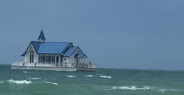 Погойдується на хвилях: дівчина відпочивала на пляжі і помітила будинок, що плаває в океані (фото)