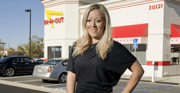 Спадкоємиця мільярдера чекала 2 години в черзі, щоб влаштуватися у свій же ресторан (фото)