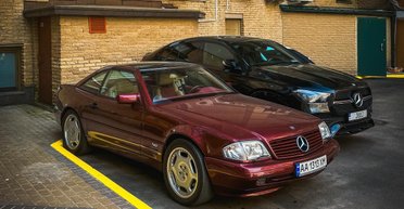 Высокотехнологичный флагман: в Киеве заметили раритетный спорткар Mercedes 90-х (фото)