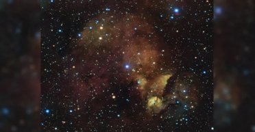 Курча з цікавістю розглядає Всесвіт: зроблено знімок незвичайного космічного об'єкта (фото)