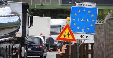 Нелегалов везли на роскошных суперкарах: в Италии арестовали банду с оригинальным подходом к делу