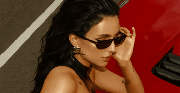 "Попереду ще багато праці": Трінчер купила автівку своєї мрії, яка може коштувати $100 тисяч