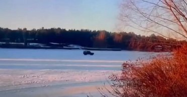 Катались по Київському морю та провалились під лід: в салоні було двоє осіб (відео)