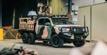 Шесть колес и пулемет: как выглядит самый экстремальный пикап Toyota (фото)