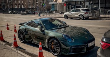 Справжній ексклюзив: у Києві засвітився унікальний 650-сильний спорткар Porsche (фото)