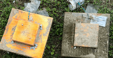 Мають важливу мету: на пляж викинуло таємничі "дерев'яні опудала" із записками (фото)