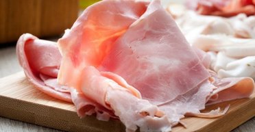 Заприсяглися більше ніколи не їсти: люди дізналися, з чого роблять нарізну шинку (відео)