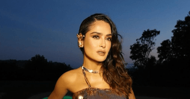 Сальма Хаєк продемонструвала фігуру в приталеній блискучій сукні (фото)