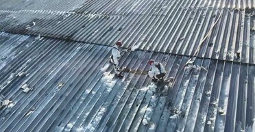 Верхолазы вскрывают укрытие ЧАЭС для тушения: ГСЧС о тлении и радиационном фоне (видео)