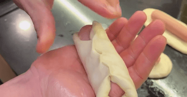 Найситніший перекус: рецепт сирної сосиски в тісті