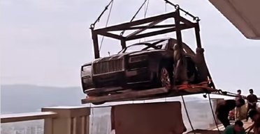 У Китаї розкішний Rolls-Royce за $400 000 доставили в пентхаус на 44 поверсі (відео)