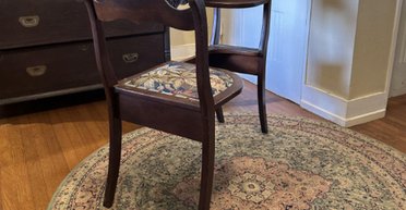 Загадочный объект во дворе: как обычный стул стал интернет-сенсацией