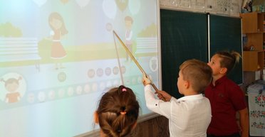 Заламывали шеи друг другу: в школе Киева дети играли в ТЦК и едва не покалечились